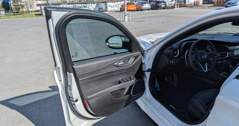 Alfa Romeo Giulia cena 133000 przebieg: 57000, rok produkcji 2019 z Zawiercie małe 407